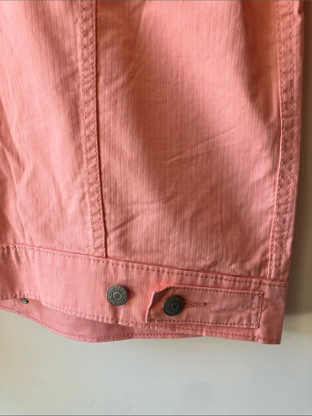 LEVI’S Vintage Fit Trucker Jacket in Coral Lightweight Denim Men’s Size M NWT - Picture 8 of 13
